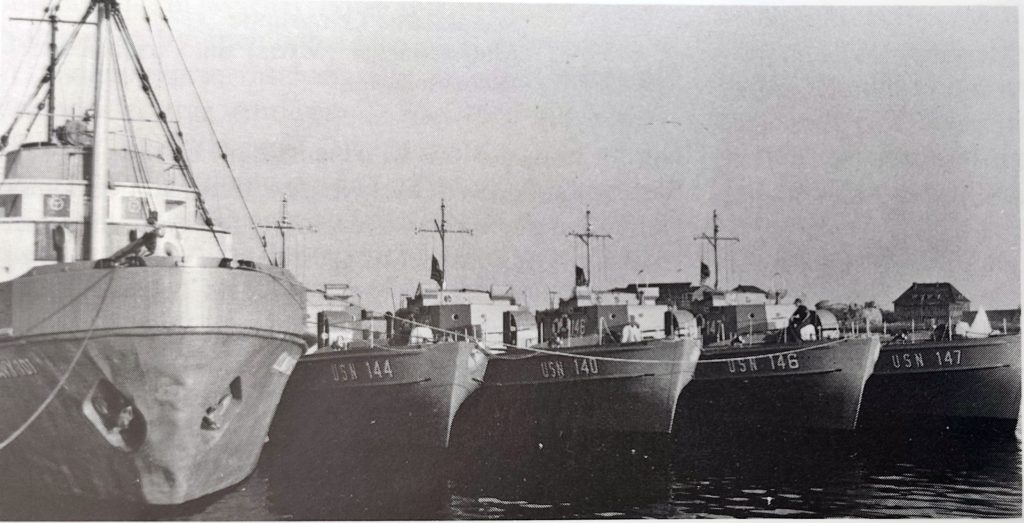 Nach Rückgabe an die neue deutsche Marine erhielten sie die Namen SIRIUS, POLLUX, SATURN und SPICA. Das Begleitschiff ist USN 101, ehemals ein Kriegsmarineschlepper mit Namen PUDDEFJORD. Bei der Marine erhielt das Schiff den Namen OSTE.Quelle: Die Marine in Wilhelmshaven. Eine Bildchronik zur deutschen Marinegeschichte von 1853 bis heute. Bernhard Koop, Erich Mulitze.