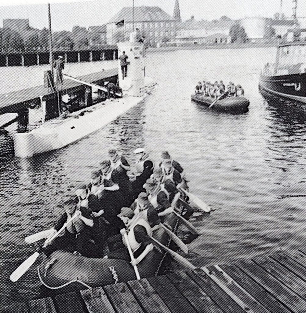 1958 Pullen im Schlauchboot an der Wiesbadenbrücke.Quelle: Wilhelmshaven. 1946 -1976. Die dreißig Jahre danach. Verlag Lohse-Eissing Wilhelmshaven.